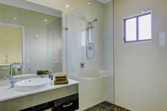 2 Bedroom Suite Bathroom at Western Downs Motor Inn