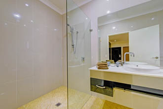 Executive Queen Room Bathroom at Western Downs Motor Inn