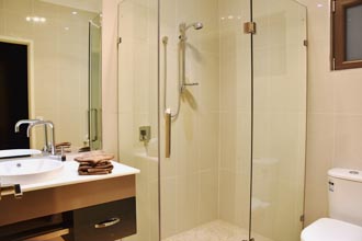 En Suite Bathroom facilities at Western Downs Motor Inn - Miles QLD